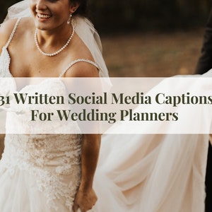 Può includere: Una sposa con un abito da sposa bianco in pizzo sorride mentre tiene un bouquet di fiori. Il testo "31 didascalie scritte per i social media per i wedding planner" è sovrapposto all'immagine.