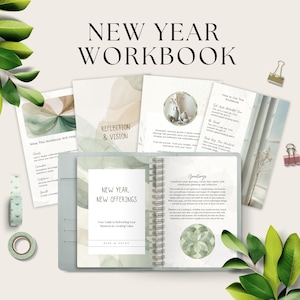 Pode incluir: Um caderno verde e branco com o título "Ano Novo, Novas Ofertas" e o subtítulo "Seu guia para refletir sobre seu negócio e criar valor". O caderno está fechado e tem uma encadernação em espiral.