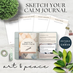 Può includere: Un diario azzurro intitolato "Sketch Your Calm" con spunti per il journaling artistico. Il diario è aperto, rivelando pagine con testo e illustrazioni. Pagine aggiuntive con spunti e cancelleria sono disposte attorno al diario. Le parole "art & peace" sono in basso.
