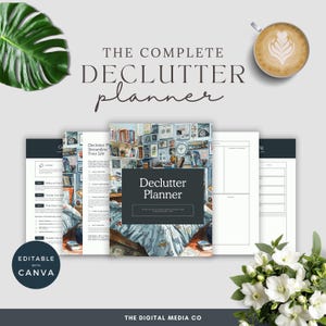 Puede incluir: Un planificador de limpieza completo con una cubierta verde oscuro, con el título "Declutter Planner". La imagen incluye páginas con diseños organizativos, una taza de café y una gran hoja verde. El texto "Editable with Canva" también es visible.