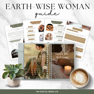 Pode incluir: Um guia aberto intitulado "Earth-Wise Woman" com a palavra "guide" em itálico. O guia exibe páginas com texto e imagens. Uma planta em vaso, uma vela acesa e uma xícara de café também estão presentes. O texto "Stress & Our Well-being" é visível.
