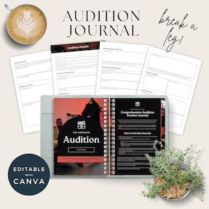 Puede incluir: Un cuaderno espiral gris y negro con el título "The Complete Audition Journal" en la portada. La portada presenta una foto de dos personas vestidas de negro. El cuaderno está abierto en una página con el título "Comprehensive Audition Tracker Journal" e instrucciones sobre cómo usar el cuaderno.