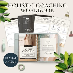 Może przedstawiać: Zamknięty, szary zeszyt w spirali z tytułem "Holistic Coaching Workbook" na okładce. Na okładce znajduje się kobieta w białej sukience stojąca na plaży. Zeszyt został stworzony, aby wspierać Twój umysł, ciało i ducha.