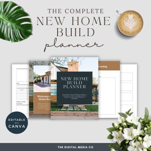 Puede incluir: Un planificador titulado "New Home Build Planner" con una cubierta verde oscuro, que presenta una imagen de una casa. El texto "The Complete New Home Build Planner" está en la parte superior. La imagen incluye una taza de café, una hoja de monstera y flores blancas.