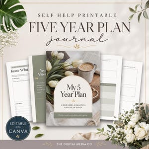 Può includere: Un diario stampabile per un piano quinquennale con una copertina che mostra una tazza di caffè e tulipani bianchi. Il diario include pagine interne con sezioni per valori fondamentali, visione e obiettivi. Il testo recita My 5 Year Plan, A Bold Vision. A Clear Path. Your Life, By Design. Where you are is not where you're going.