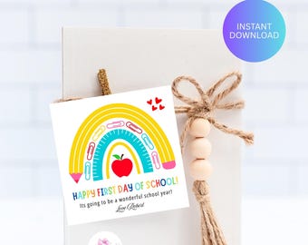 Etiqueta de feliz primer día de clases, etiqueta de regalo de regreso a clases, etiqueta editable de regalo de primer día de clases para maestros, estudiantes, plantillas de etiquetas de recuerdo para el aula