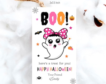Pode incluir: Uma etiqueta de presente com tema de Halloween com um fantasma branco com um laço rosa e uma varinha mágica. A etiqueta diz "BOO!" e "HAPPY HALLOWEEN!" com o texto "here's a treat for you!" e "Your Friend Emily". A etiqueta mede 5,08 cm x 8,89 cm.