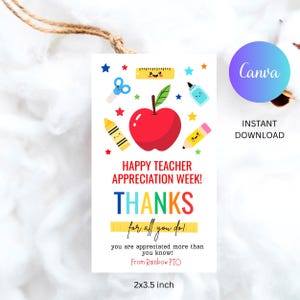 Può includere: Un'etichetta di apprezzamento per gli insegnanti stampabile con una mela rossa, forniture scolastiche colorate e il testo "HAPPY TEACHER APPRECIATION WEEK! THANKS for all you do! You are appreciated more than you know! From Rainbow PTO 2x3.5 inch"