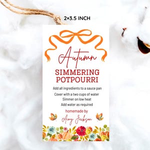 Op de afbeelding: Een wit rechthoekig label met de tekst "Autumn Simmering Potpourri" in rood en oranje. Het label is 5,08 cm x 8,89 cm groot en bevat gebruiksaanwijzingen. Een bloemenrand met pompoenen en bladeren versiert de onderkant.