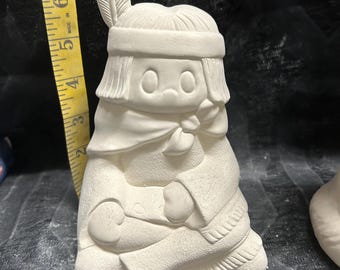 Menino sentado no sudoeste pronto para pintar biscoito de cerâmica