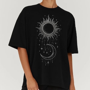 Koszulka z grafiką Celestial Sun and Moon w kolorze czarnym, oversize – Damska koszulka Mystical Cosmic – Koszulka Witchy Moon – Koszulka z gotycką gwiazdą
