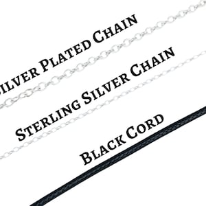 Pu&ograve; includere: Tre tipi diversi di catene per collana: catena placcata argento, catena in argento sterling e cordoncino nero.