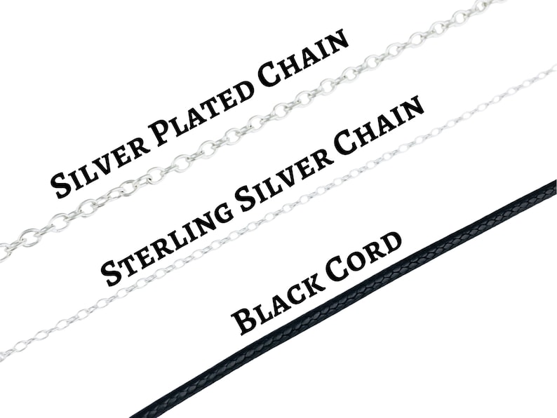 Pu&ograve; includere: Tre tipi diversi di catene per collana: catena placcata argento, catena in argento sterling e cordoncino nero.