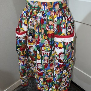 Vtg HANDGEMACHTE WEIHNACHTS Schürze ~ Weihnachtsmann und Elfen Frau Weihnachtsmann Geschenke