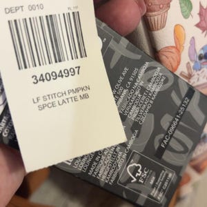 Peut inclure: Une &eacute;tiquette blanche avec le num&eacute;ro 34094997 et le texte "LF STITCH PMPKN SPCE LATTE MB" est attach&eacute;e &agrave; un article &agrave; motifs. L'article pr&eacute;sente des illustrations de citrouille, de cupcake et de feuilles.