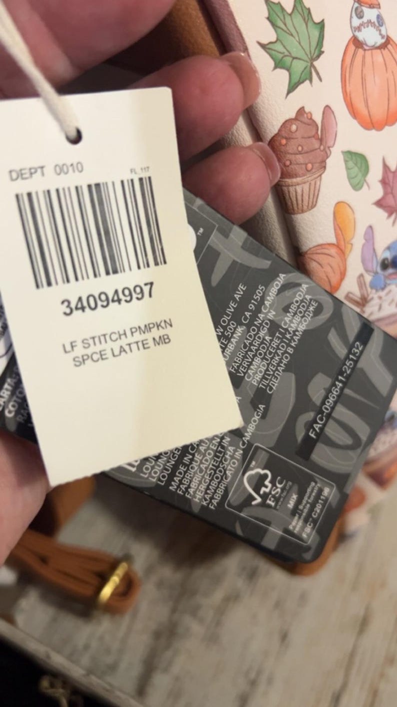 Peut inclure: Une &eacute;tiquette blanche avec le num&eacute;ro 34094997 et le texte "LF STITCH PMPKN SPCE LATTE MB" est attach&eacute;e &agrave; un article &agrave; motifs. L'article pr&eacute;sente des illustrations de citrouille, de cupcake et de feuilles.