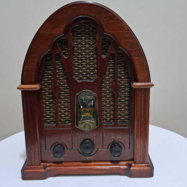 GE General Electric Model 7-4100JA Retro Cathedral AM FM Radio