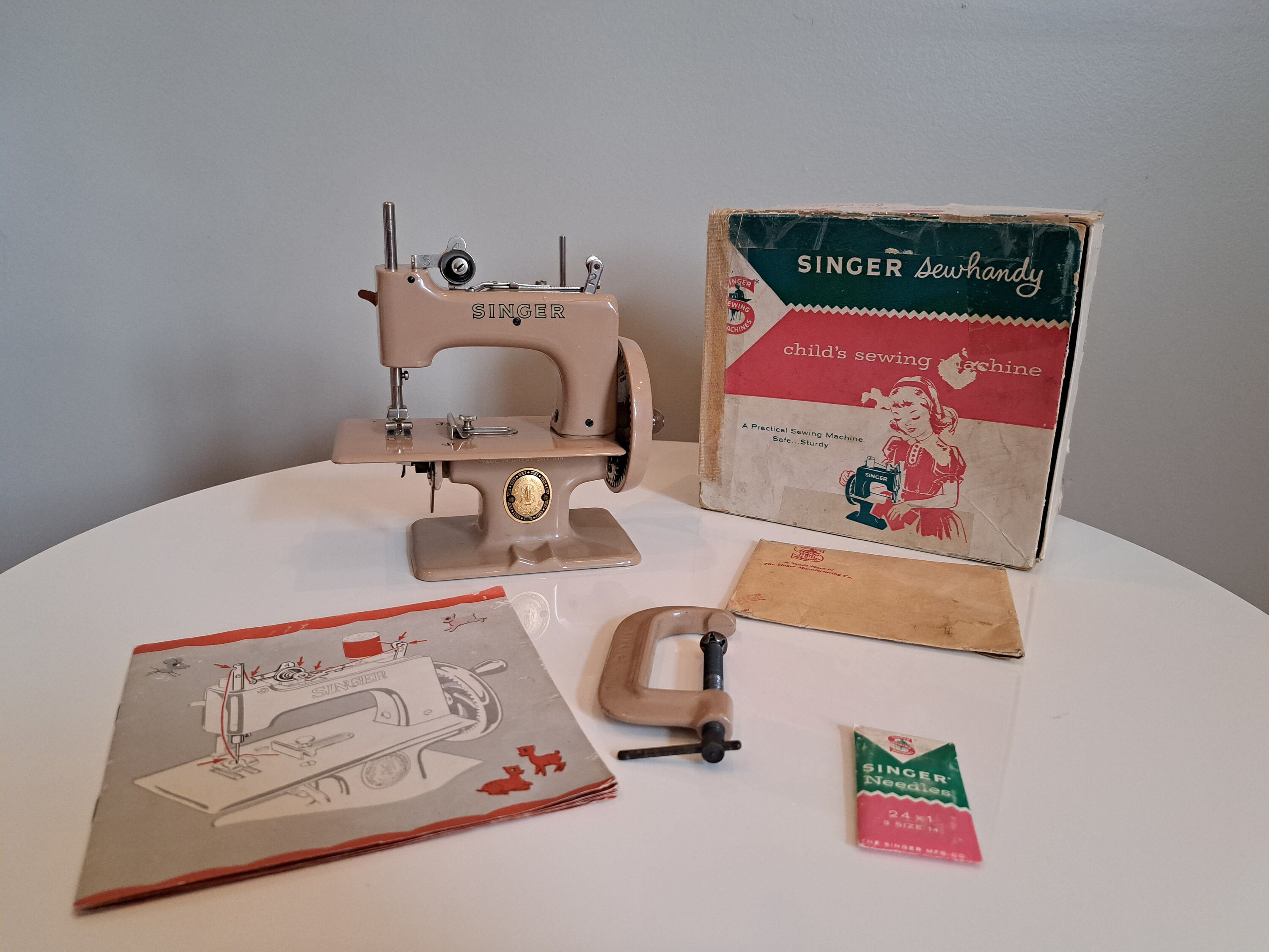 Vintage Child's Sewing Machine, Singer Sewhandy Model 20, Original Box and  Booklet Included, Collectors Item 