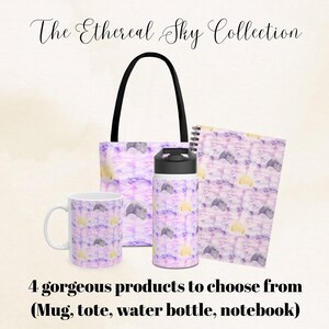 Colección Cielo Etéreo: Cuaderno, bolso, taza y botella de agua con diseño de nubes en tonos pastel.