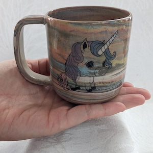 Mok regenboog eenhoorn | Handgemaakt keramiek | Zeefdruk en handgeschilderde mok | Best leuk | Leuke koffiemok | Verjaardagscadeau | Vaatwasmachinebestendig