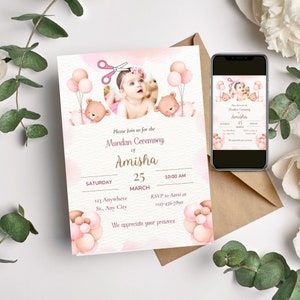 Puede incluir: Invitación rosa y blanca con una foto de una niña pequeña con osos de peluche y globos. La invitación dice "Por favor, únase a nosotros para la ceremonia Mundan de Amisha, sábado 25 de marzo, 10:00 AM, 123 Anywhere, St., Any City, RSVP a Aarti al +123-456-7890, Apreciamos su presencia."