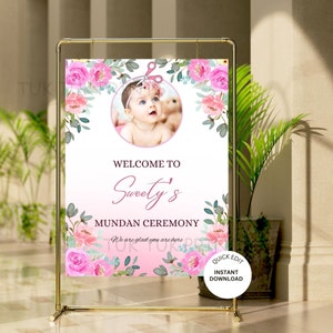 Könnte beinhalten: Ein rosafarbenes und grünes Blumen-Willkommenszeichen mit einem Foto eines kleinen Mädchens in einem Kreis. Das Schild sagt "Willkommen zur Mundan-Zeremonie von Sweety. Wir freuen uns, dass Sie da sind." Es gibt einen Knopf mit der Aufschrift "Schnell bearbeiten Sofort herunterladen".