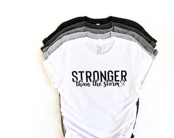 Stärker als der Sturm Tshirt, starke Frauen Shirts, Frauen Empowerment Bekleidung, motivierende T-Shirts, Girl Power Gang, motivierende Geschenke