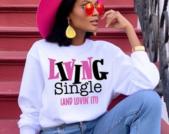 Sudadera Living Single And Lovin' It, sudaderas anti San Valentín, sudadera blanca para Bestie, equipo de vida para solteros divertidos, regalo para ella