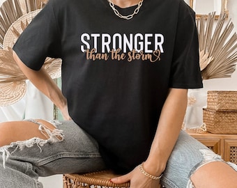Stärker als der Sturm Tshirt, starke Frauen Shirts, Frauen Empowerment Bekleidung, motivierende T-Shirts, Girl Power Gang, motivierende Geschenke