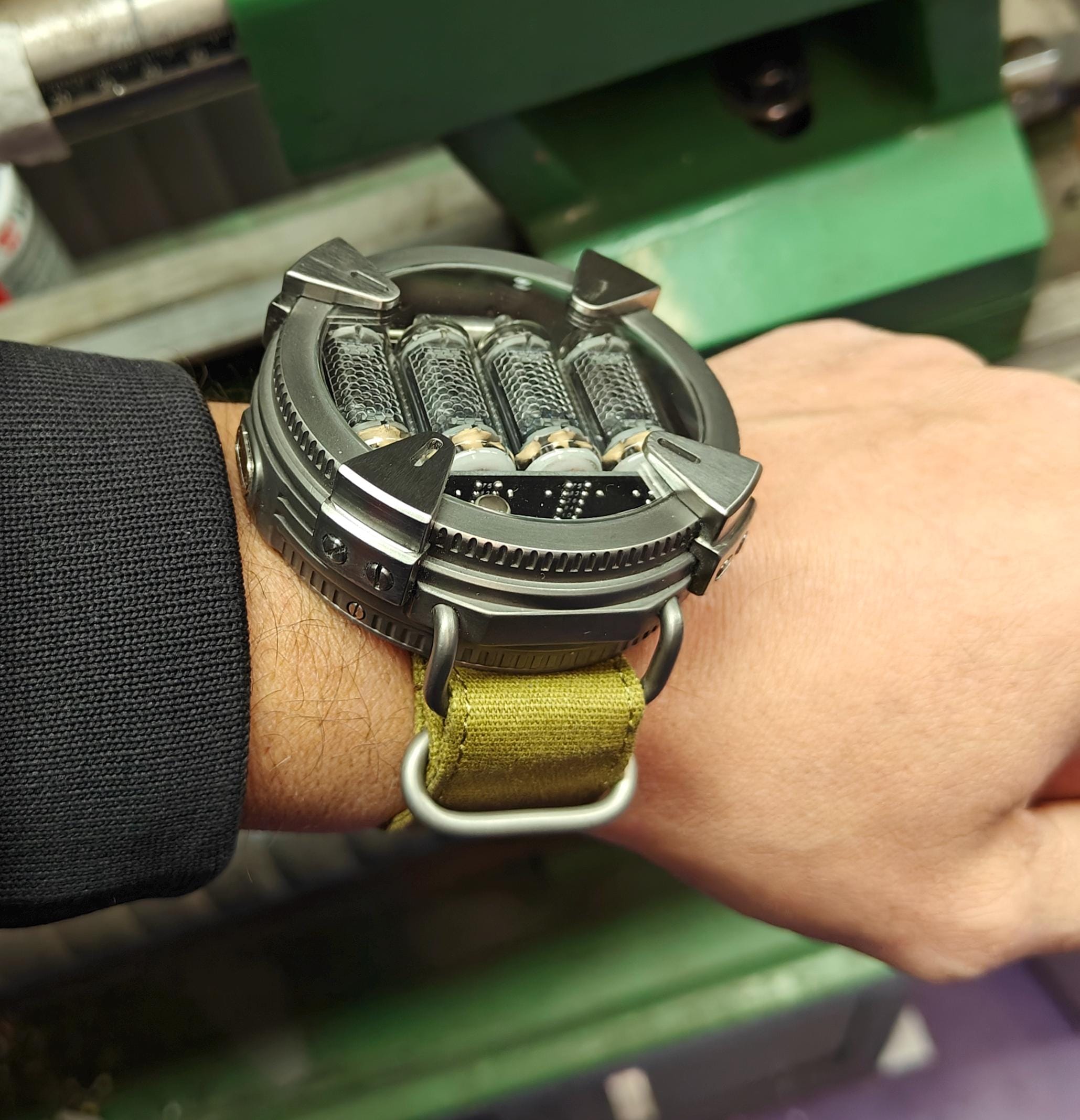 時計 kovoxy Nixie Watch, Titanium Handmade Wrist Watch With γ, β and X-ray