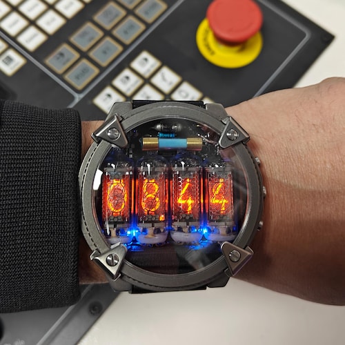 Relógio Nixie, feito à mão em titânio, fabricado na Itália.
