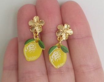 Minis Citrons - boucles d'oreilles fleurs en étain doré et citrons en acrylique