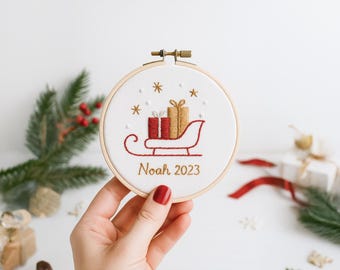 Adorno navideño bordado personalizado, nombre personalizado y año, aro de regalo en forma de trineo, recuerdo bordado a mano para la primera Navidad de niños y bebés.