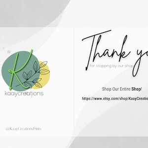Pu&ograve; includere: Un biglietto di ringraziamento con un logo verde e giallo che presenta una lettera K stilizzata e il testo "kaaycreations". Il biglietto include anche il testo "Grazie per essere passato nel nostro negozio" e un link alla pagina Etsy del negozio: "https://www.etsy.com/shop/KaayCreationsPrints".