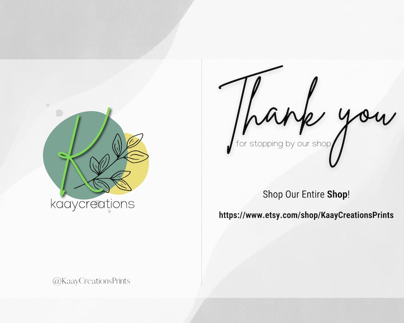 Pu&ograve; includere: Un biglietto di ringraziamento con un logo verde e giallo che presenta una lettera K stilizzata e il testo "kaaycreations". Il biglietto include anche il testo "Grazie per essere passato nel nostro negozio" e un link alla pagina Etsy del negozio: "https://www.etsy.com/shop/KaayCreationsPrints".