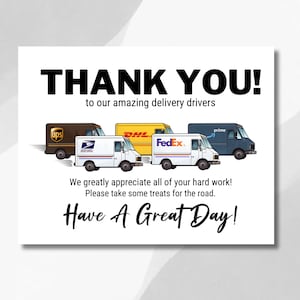 Pu&ograve; includere: Un biglietto bianco con il testo "THANK YOU!" e "to our amazing delivery drivers". Il biglietto presenta una fila di quattro camion di consegna: UPS, USPS, DHL e Amazon Prime. Il testo "We greatly appreciate all of your hard work! Please take some treats for the road. Have A Great Day!" &egrave; stampato sotto i camion.