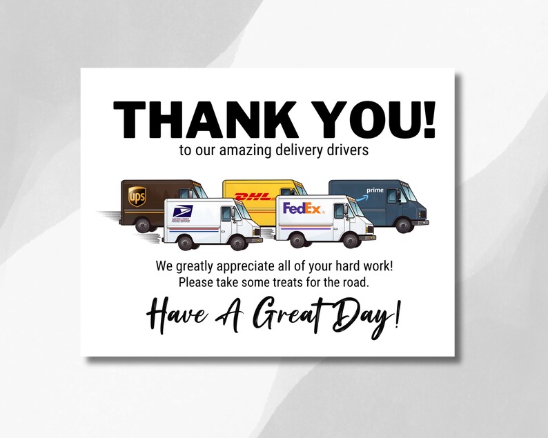 Pu&ograve; includere: Un biglietto bianco con il testo "THANK YOU!" e "to our amazing delivery drivers". Il biglietto presenta una fila di quattro camion di consegna: UPS, USPS, DHL e Amazon Prime. Il testo "We greatly appreciate all of your hard work! Please take some treats for the road. Have A Great Day!" &egrave; stampato sotto i camion.