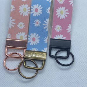 Daisy flower faux leather keychain