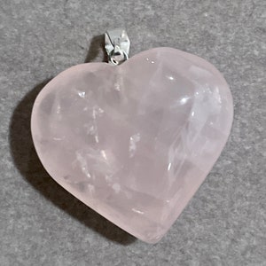 colgante de corazón de cuarzo rosa rosa; plata