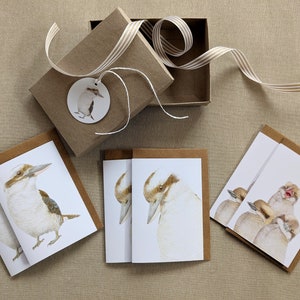 Boxset van 6 cadeau-/notitiekaarten. Australische lachende kookaburraillustraties. Idee of voor jezelf houden. Zes kaarten, verpakt en verpakt