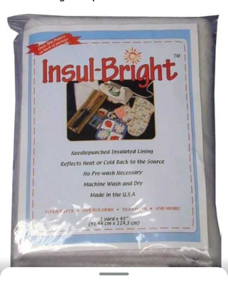Puede incluir: Un paquete blanco de forro aislante acolchado Insul-Bright. El paquete muestra una variedad de usos para el forro, incluyendo guantes para horno, agarraderas y calienta tazas. El paquete mide 1 yarda por 45 pulgadas (91,44 cm x 114,3 cm).