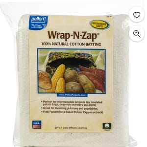 Puede incluir: Un paquete blanco de guata de algod&oacute;n natural Pellon Wrap-N-Zap 100%. El paquete muestra una etiqueta de apto para microondas y una imagen de patatas, ma&iacute;z y pan. El paquete mide 45 pulgadas por 1 yarda (114 cm x 0.91 m).