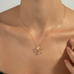 Colgante de oro macizo de 18 k con letra inicial y diamante real, collar hecho a mano con inicial K, collar con letra elegante en 3D, collar con inicial con medio pavé