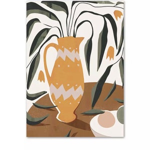 Può includere: Un vaso di ceramica giallo e bianco con un motivo su un tavolo marrone e foglie verdi sullo sfondo.