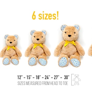 Pu&ograve; includere: Sei orsacchiotti di peluche di diverse dimensioni, che vanno da 30 cm a 76 cm. Gli orsi sono tutti marroni con fiocchi gialli e zampe con stampa floreale blu e bianca. Il testo "6 taglie!" e "12" - "15" - "18" - "24" - "27" - "30" TAGLIE MISURATE DALLA TESTA AI PIEDI" &egrave; visualizzato sotto gli orsi.