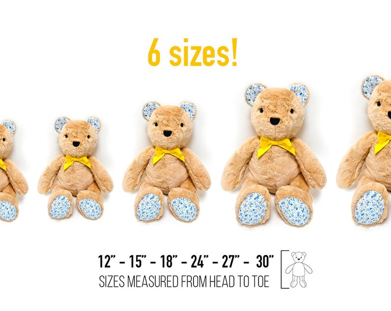 Pu&ograve; includere: Sei orsacchiotti di peluche di diverse dimensioni, che vanno da 30 cm a 76 cm. Gli orsi sono tutti marroni con fiocchi gialli e zampe con stampa floreale blu e bianca. Il testo "6 taglie!" e "12" - "15" - "18" - "24" - "27" - "30" TAGLIE MISURATE DALLA TESTA AI PIEDI" &egrave; visualizzato sotto gli orsi.