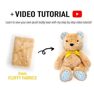 Pu&ograve; includere: Un orsacchiotto di peluche marrone con un fiocco giallo e tessuto floreale blu sulle zampe. L'orso &egrave; seduto su uno sfondo bianco. L'immagine mostra anche un pezzo di tessuto marrone con il testo "from FLUFFY FABRICS".