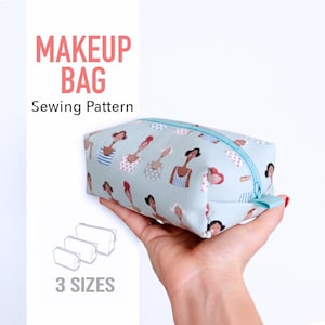 Puede incluir: Un neceser azul claro con un patrón repetido de mujeres ilustradas. La bolsa tiene una cremallera azul claro y un asa pequeña. El texto en la imagen dice "MAKEUP BAG Sewing Pattern" y "3 SIZES".