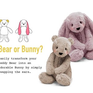 Pu&ograve; includere: Un coniglio rosa e un orso di peluche beige. Il coniglio ha orecchie lunghe ed &egrave; seduto con le zampe incrociate. L'orso &egrave; seduto con le zampe ripiegate. Il testo "Orso o Coniglio?" &egrave; scritto in lettere gialle. Il testo sottostante dice "Trasforma facilmente il tuo orsacchiotto in un adorabile coniglietto semplicemente scambiando le orecchie."