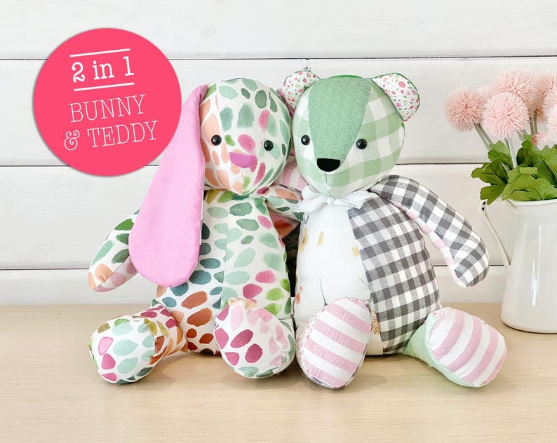 Pu&ograve; includere: Un set di peluche a forma di coniglio e orsetto con un'etichetta circolare rosa che riporta il testo 2 in 1 BUNNY & TEDDY. Il coniglio ha un orecchio rosa e un motivo a petali multicolore, mentre l'orsetto presenta un tessuto a quadri verde e grigio.